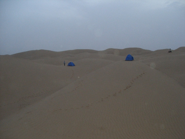 見渡す限りの砂漠の世界で、テント泊体験！