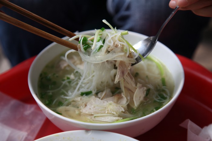 この麺はフォーではなくブン。ベトナム北部の名物です。