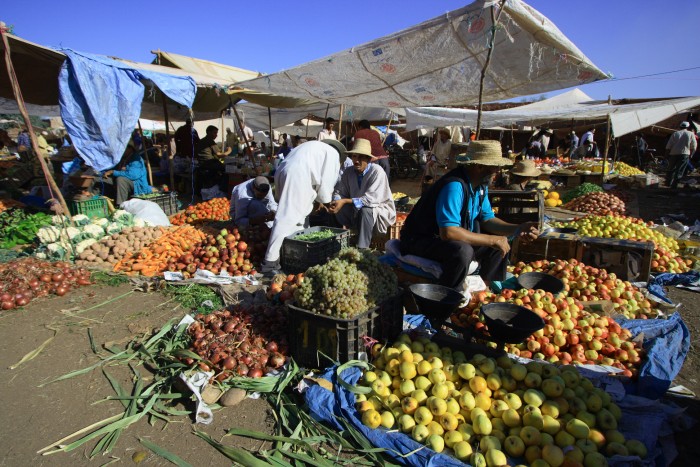 野菜や果物が並ぶ市場