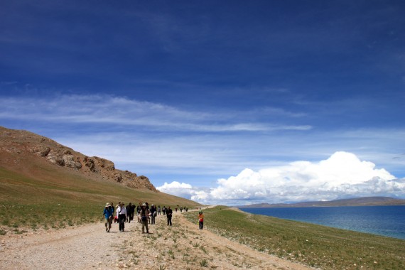 夏ならでは　湖の畔を巡礼ハイキング
（チベット）