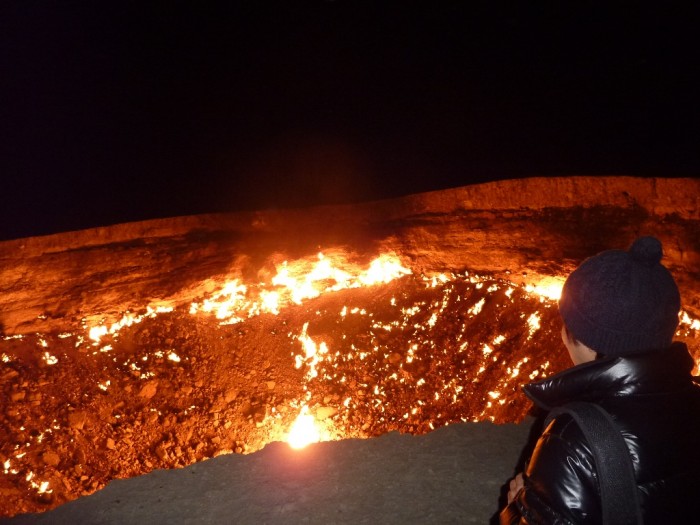 夜に訪れてこそ「地獄の門」を実感する。食事は野外でバーベキュー！