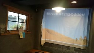 スクリーンの変わりに白い布で代用 スクリーンの変わりに白い布で代用