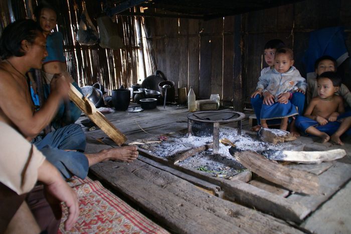 ミャンマーの国境地帯に暮らすラフシー族の家