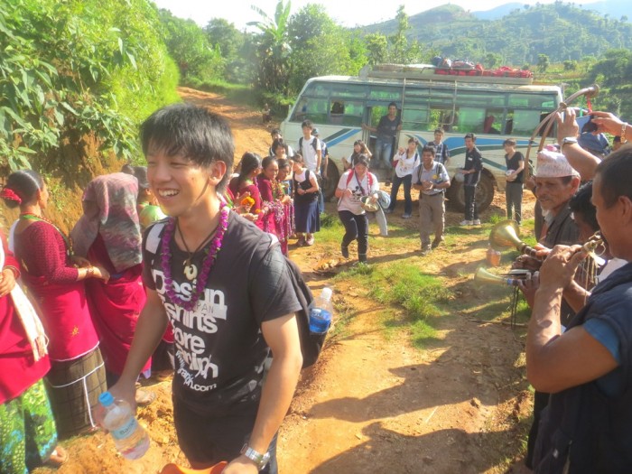 グルン族の民族衣装に身を包んだ村人が、待っていてくれました