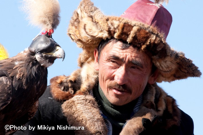 強い信頼関係で結ばれたカザフ民族の男性と相棒のイヌワシ