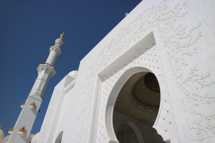 青空に映える白いモスク