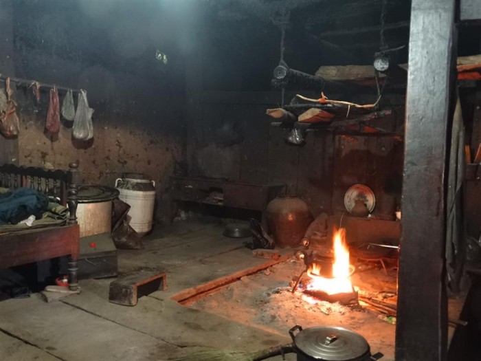 イティ村に暮らすハニ族の民家では、昔と変わらない囲炉裏の風景に出会えました