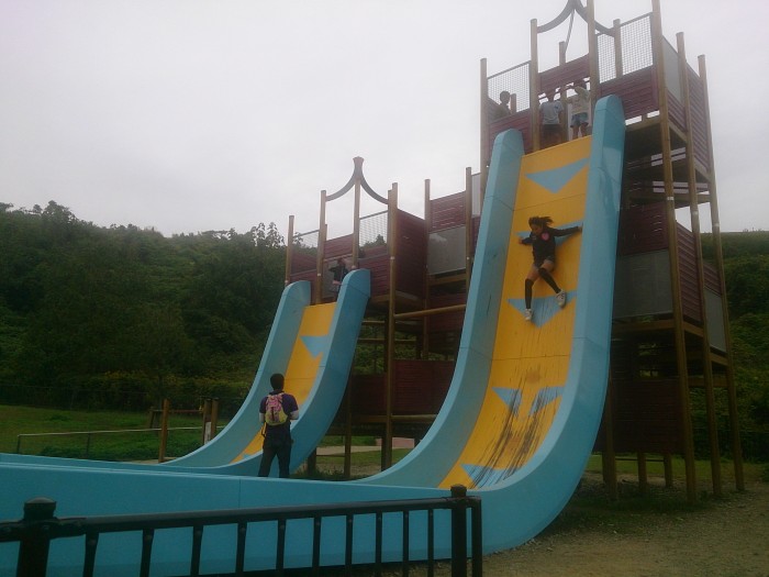 恐怖いっぱいの滑り台(なないろ公園 彩都)
