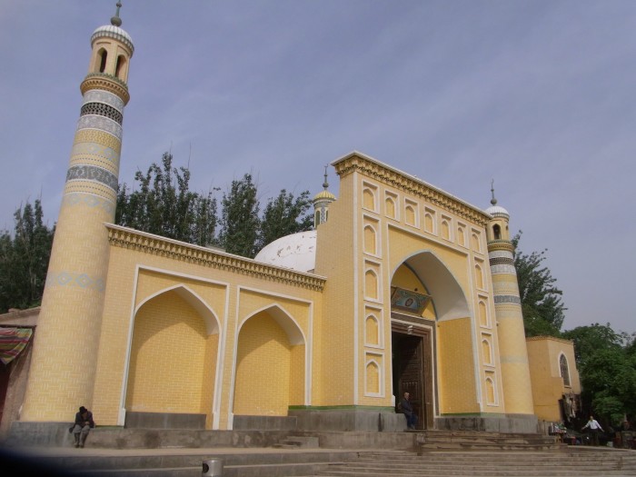 新疆最大のイスラム教寺院エイティガール。金曜日は敬虔なウイグル族の人々が祈りに訪れます。