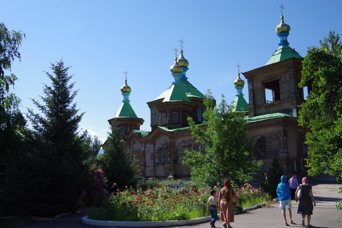 イシククル湖の東岸カラコルのロシア正教の木造教会。