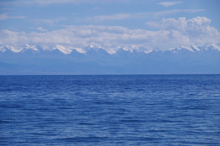 湖越しに南を望む、イシククル湖は南北を雪山に挟まれた高原地帯にあります