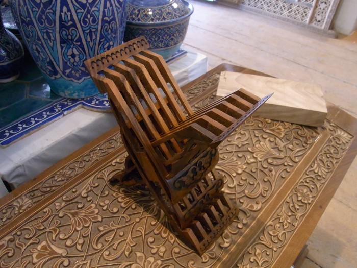 イスラム王朝下での伝統工芸品は緻密で精巧だ。この本立ては1本の木から彫りだしています