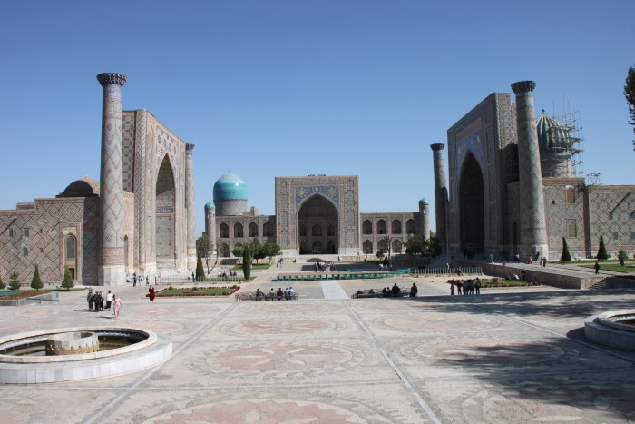 サマルカンドの青を代表するレギスタン広場。ティムールの時代ここにはバザールを囲んで、モスクや巡礼宿、商人宿があったそうです（ウズベキスタン）