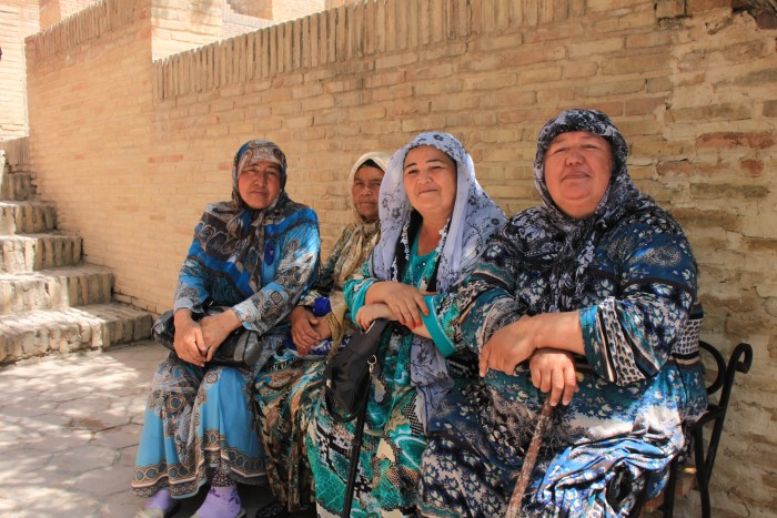 ティムールゆかりの人々が眠るシャーヒズィンダ廟で出会った巡礼者（ウズベキスタン）