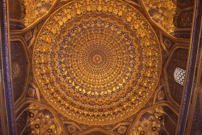 ティラカリ・メドレセの黄金色に輝く礼拝所の天井（ウズベキスタン）