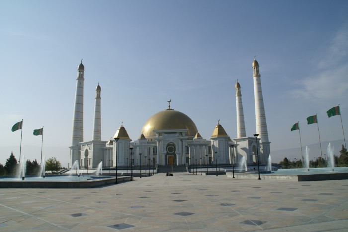 初代大統領が立てた中央アジア最大のモスク「トルクメンバシ・ルーヒ・モスク」（トルクメニスタン）