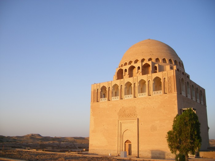 夕日の映えるメルヴ遺跡に残るスルタン・サンジャール廟（トルクメニスタン）