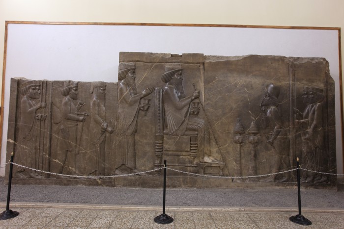 「ペルセポリスの謁見図」のレリーフは考古学博物館で見逃せないものひとつ（イラン）