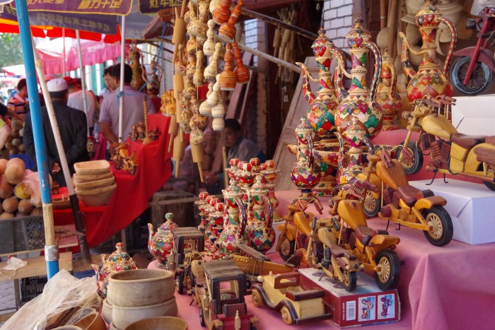 様々な品物が並ぶカシュガルの日曜バザール。今も交易の中心地だ