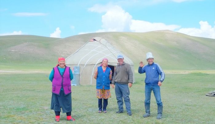 天空の湖・ソンクル湖（キルギス）で出会った、笑顔が素敵なユルタキャンプのご家族