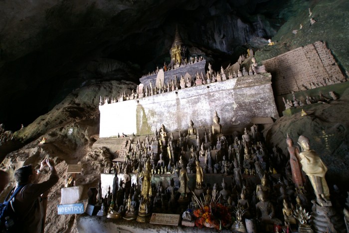 パークウー洞窟に納められた仏像