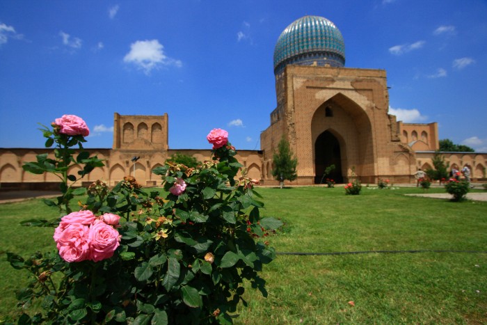 ティムールの妃ビビハニムの悲しい伝説が残る当時のイスラム界で最も大きなモスク（ウズベキスタン）