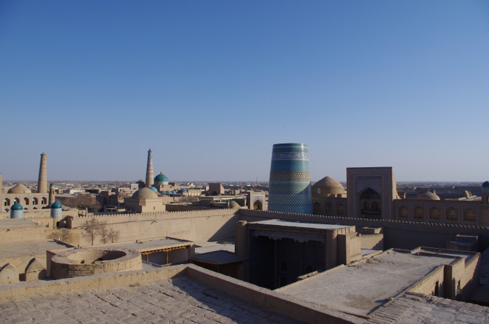 城壁に囲まれた町にはモスク、神学校がそれぞれ20あり、ミナレットも6基も残されています（ウズベキスタン　ヒヴァ）