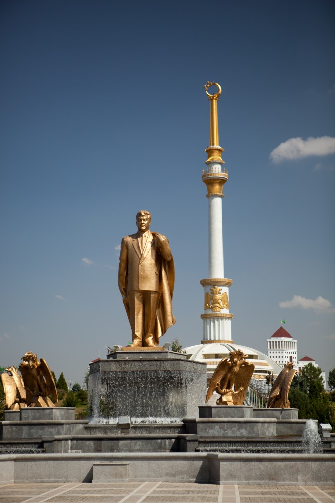 独裁者のイメージが強い初代大統領ニヤゾフの像（トルクメニスタン）