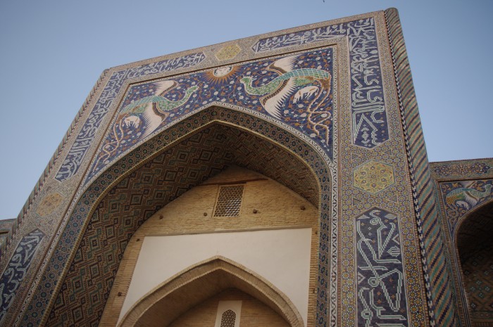 サマルカンドの青の広場の一角を占める神学校シェルドル・メドレセ（ウズベキスタン）