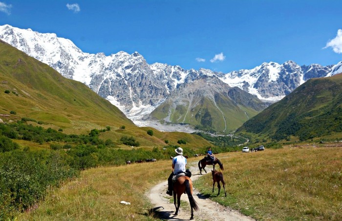ウシュグリでコーカサスの山の景観を楽しみながらの乗馬