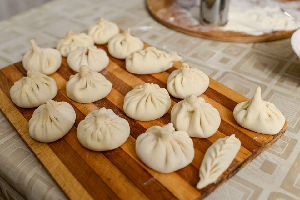 ヒンカリ(ジョージア風水餃子=写真)やチヒルトゥマ(チキンのホワイトスープ)は家庭料理の定番