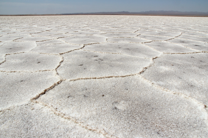 ホル塩湖、かつて海であったのだろうか、塩の結晶が風紋のように大地に刻印を残しています。