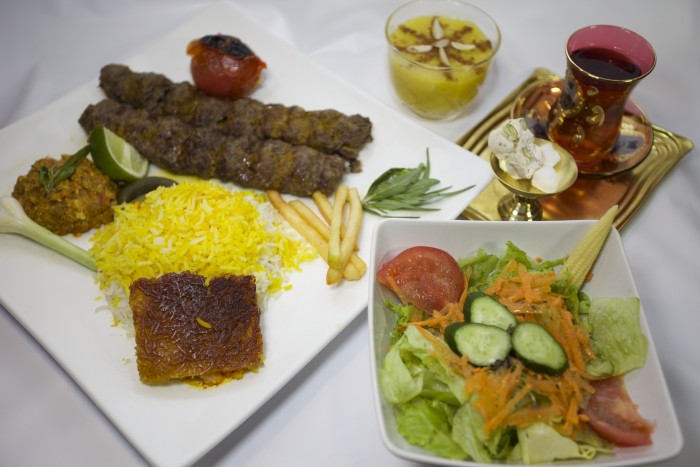 左：イランの代表料理チェロウ・ケバブ（イメージ）