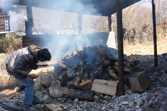 大量の石を焼きます