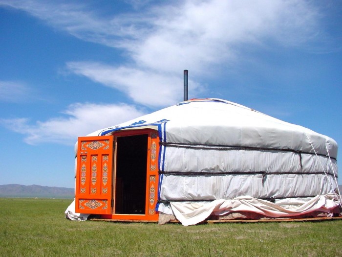 草原にたつモンゴルのゲルに泊まります​