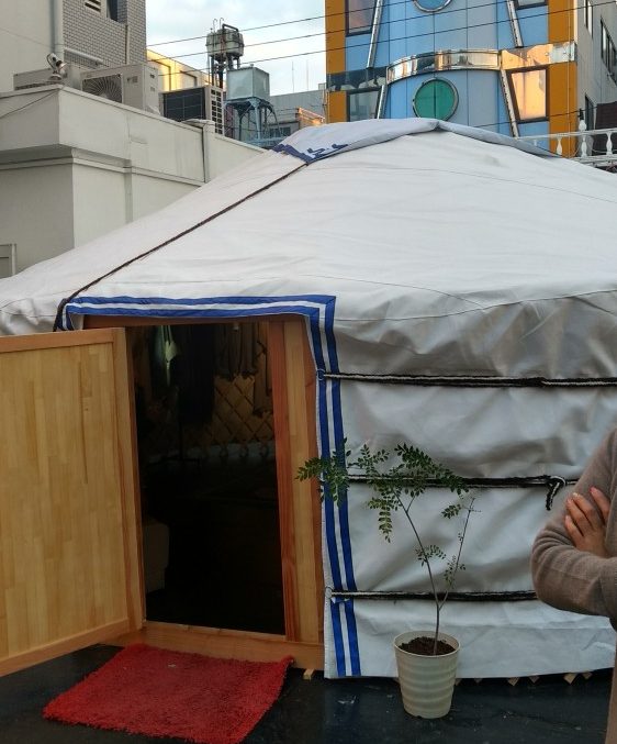 屋上に建つゲルがレストラン!