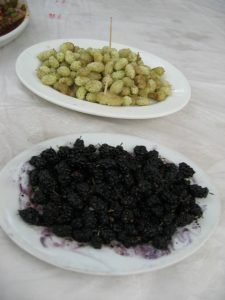 摘みたて桑の実 2種類 とてもとても美味しかったです。