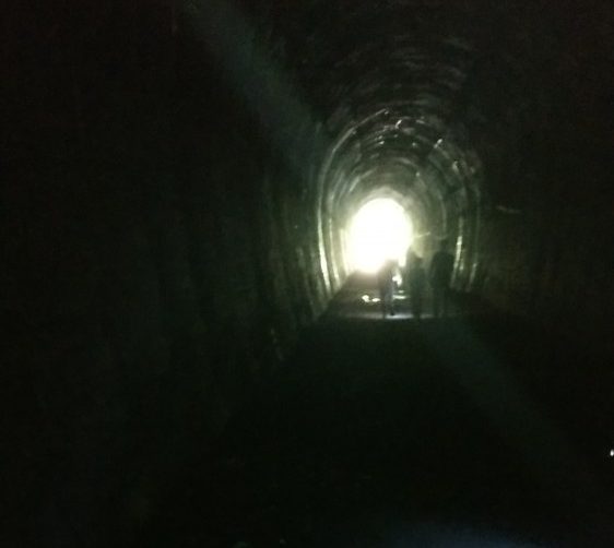 トンネルの中は本当に真っ暗！出口が見えると安心します。