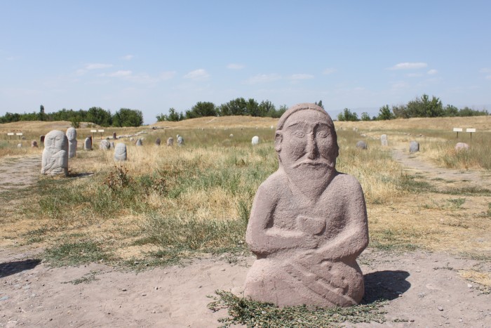 世界遺産・ブラナの塔の近くにある石人群のひとつ。突厥やウイグル族の墓といわれ、手に持っているのは馬乳酒を入れた杯だそうです。