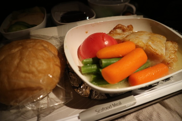 関空からドバイの1回目の機内食　