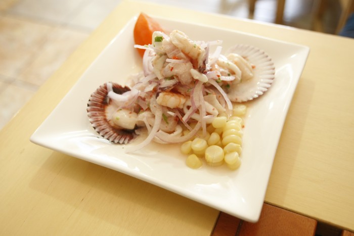 魚介類、香草、タマネギなどをライムで和えたセビッチェ