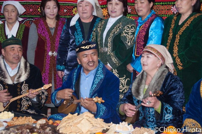民族楽器ドンブラを使って、みんなでカザフの民謡を大合唱。素晴らしいパフォーマンス！