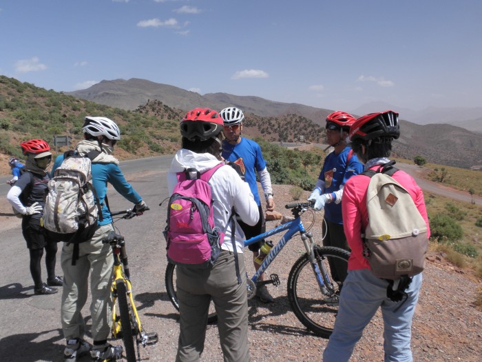 ティシュカ峠で自転車を受け取り、これから地元の道を走り、下っていきます。