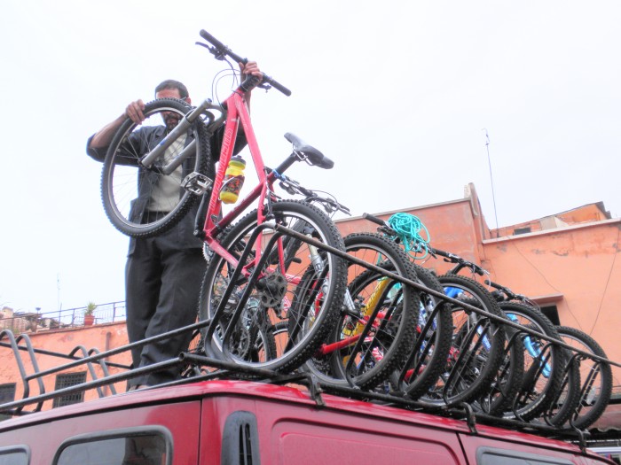 マラケシュの町からは自転車を積んで出発します。頼れるサポートカー