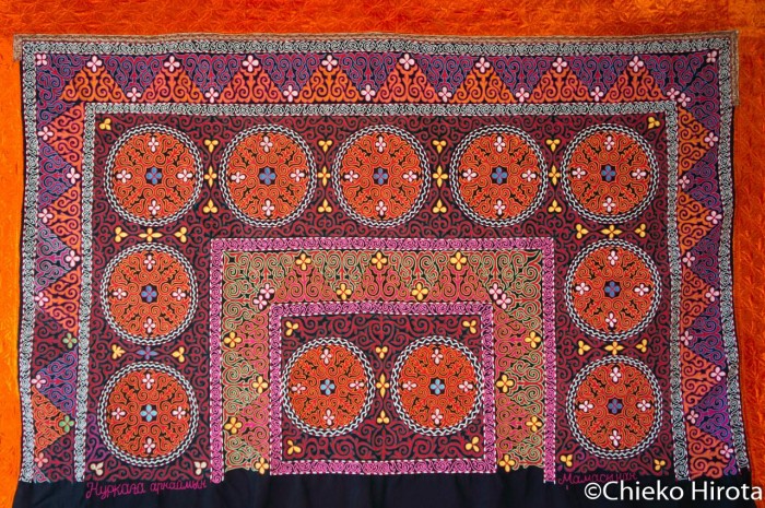アイナグルさんが長女のために作った刺繍布 アイナグルさんが長女のために作った刺繍布