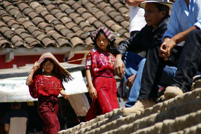 グアテマラ北部チャフルの村で見かけた衣装、でかい胸の模様が印象的