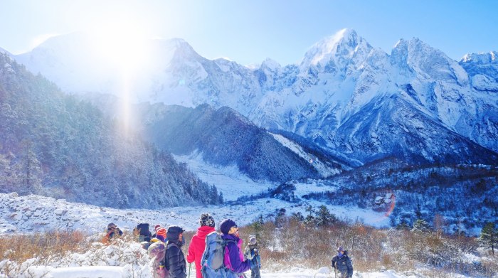 歩き始めてすぐに、マナスルヒマール(8163m)から太陽が昇ってきた瞬間は実に神々しかったです。