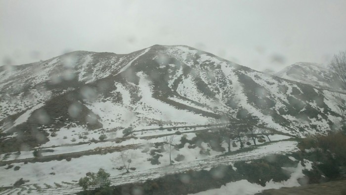 マラケシュから砂漠への峠越え中に雪に遭遇