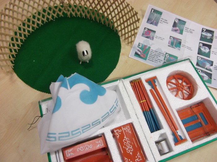 フェルトの芝生にちょこんといるのは、M内お手製のフェルトで作った羊(こちらは非売品)です