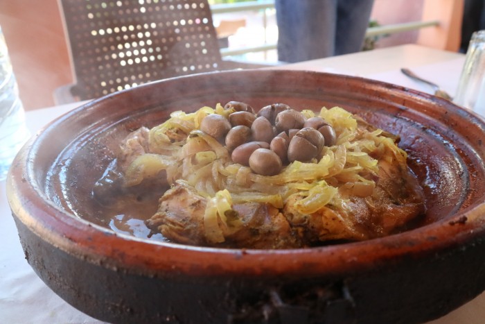 ウサギのタジンは、鶏のような味わい ドライブインにて